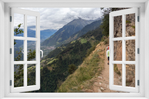 Fototapeta Naklejka Na Ścianę Okno 3D - Wanderweg in den Alpen mit Frau und Mann mit Blick ins Tal