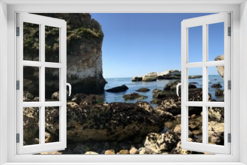 Fototapeta Naklejka Na Ścianę Okno 3D - On the rocky beach