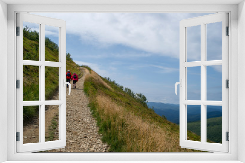 Fototapeta Naklejka Na Ścianę Okno 3D - Turyści na szlaku, podejście na Wielką Rawkę, Bieszczady