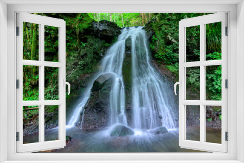 Fototapeta Naklejka Na Ścianę Okno 3D - 日本の山の中の滝