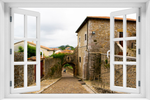 Fototapeta Naklejka Na Ścianę Okno 3D - Paisaje urbano antiguo en un pueblo medieval, Cantabria España