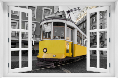 Fototapeta Naklejka Na Ścianę Okno 3D - Tranvía amarillo en Lisboa