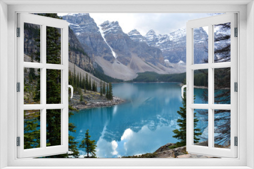 Fototapeta Naklejka Na Ścianę Okno 3D - Rocky Mountains Surrounding Beautiful Green - Blue Coloured Lake