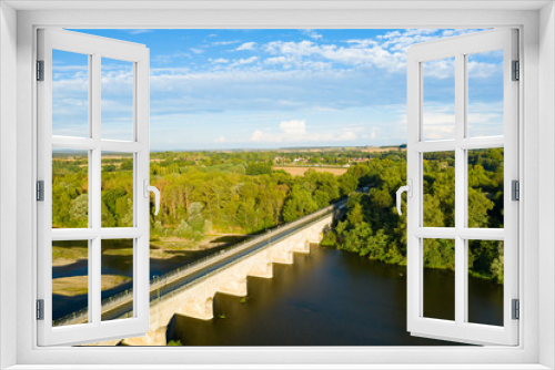 Fototapeta Naklejka Na Ścianę Okno 3D - Vue rapprochée sur le pont du Guétin à proximité du Bec d'Allier vers Nevers et la Loire