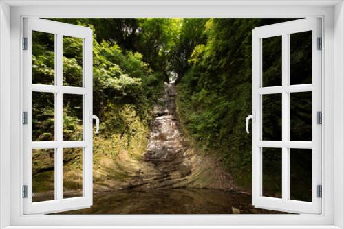 Fototapeta Naklejka Na Ścianę Okno 3D - 森の中の岩肌を流れる滝