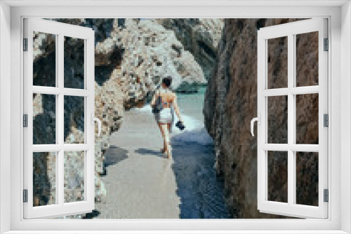 Fototapeta Naklejka Na Ścianę Okno 3D - walking woman on the beach 