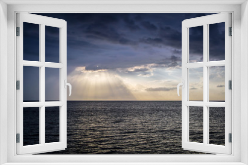 Fototapeta Naklejka Na Ścianę Okno 3D - Sunset rays shining over the ocean