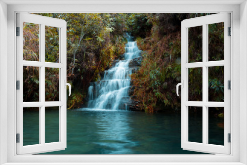 Fototapeta Naklejka Na Ścianę Okno 3D - cascada con lago de agua de tonos verde