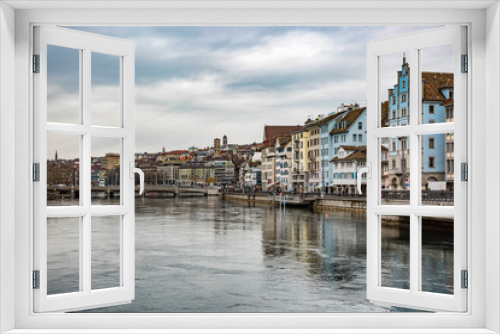 Fototapeta Naklejka Na Ścianę Okno 3D - Blick über den Fluss Limmat in Zürich zur Rathausbrücke