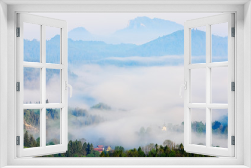 Fototapeta Naklejka Na Ścianę Okno 3D - mglisty poranek w Pieninach