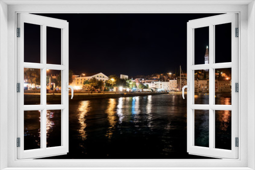 Fototapeta Naklejka Na Ścianę Okno 3D - historische Altstadt Rovinj, schön beleuchtet in der Nacht. Touristenort Istrien Kroatien
