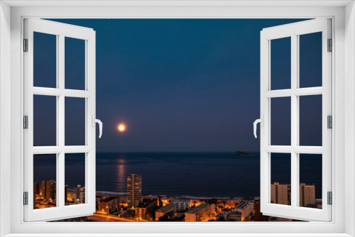 Fototapeta Naklejka Na Ścianę Okno 3D - Noche de luna llena en Benidorm
