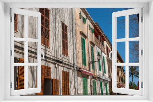 Fototapeta Naklejka Na Ścianę Okno 3D - Häuserzeile mit bunten Fensterläden in Arta auf spanischer Insel Mallorca