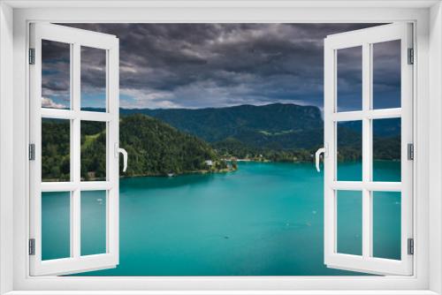 Fototapeta Naklejka Na Ścianę Okno 3D - Lago di Bled durante una giornata estiva di pioggia