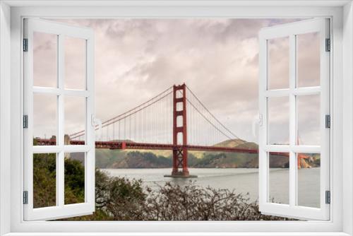 Fototapeta Naklejka Na Ścianę Okno 3D - The San Francisco Bay golden gate bridge. 