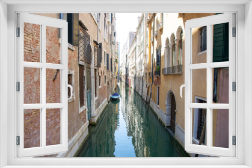 Fototapeta Naklejka Na Ścianę Okno 3D - Kleiner Kanal in Venedig mit Häusern und Boot