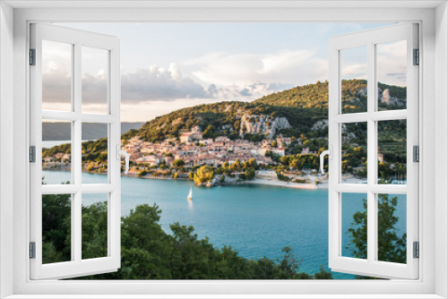 Fototapeta Naklejka Na Ścianę Okno 3D - Village ashore lake - Provence, France