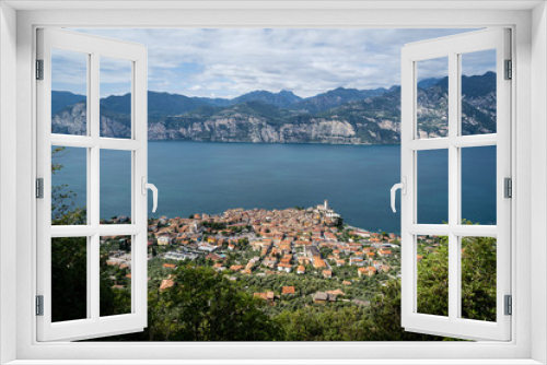 Fototapeta Naklejka Na Ścianę Okno 3D - Panorama von Malcesine und Gardasee