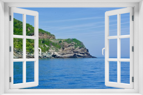 Fototapeta Naklejka Na Ścianę Okno 3D - Greened cliff ending in the blue ocean
