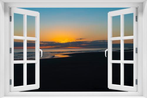 Fototapeta Naklejka Na Ścianę Okno 3D - Oceanbeach as sun is on horizon