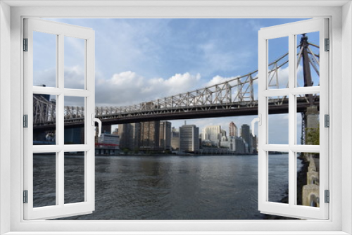 Fototapeta Naklejka Na Ścianę Okno 3D - The Ed Koch Queensboro Bridge, also known as the 59th Street Bridge, and the midtown Manhattan skyline viewed from New York City's Roosevelt Island. -05