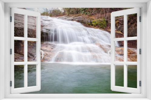Fototapeta Naklejka Na Ścianę Okno 3D - long exposure bridal veil waterfall in blue ridge parkway