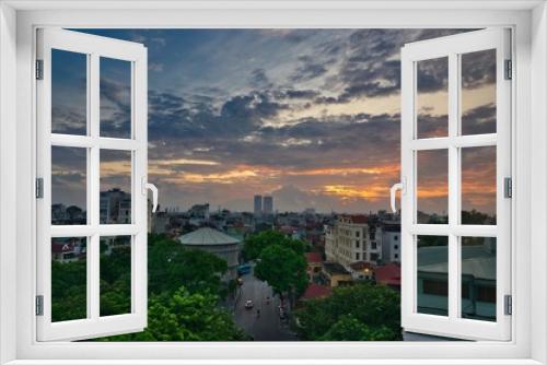 Amanecer dorado en la ciudad de  Hanoi, Vietnam