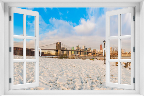 Fototapeta Naklejka Na Ścianę Okno 3D - Manhattan Skyline from Pebble Beach in Brooklyn, United States.