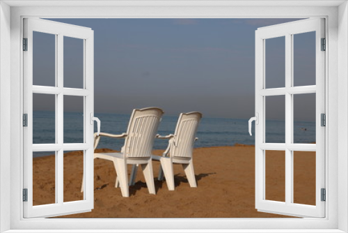 Fototapeta Naklejka Na Ścianę Okno 3D - Zwei Stühle am menschenleeren Strand mit Blick auf das Meer
