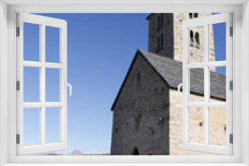 Fototapeta Naklejka Na Ścianę Okno 3D - Kirche mit Bergen im Hintergrund
