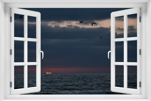 Fototapeta Naklejka Na Ścianę Okno 3D - Gaviotas volando sobre el océano Atlántico, en la puesta de sol, en la playa de El Palmar, perteneciente a Vejer de la Frontera, en la provincia de Cádiz. Andalucía. España