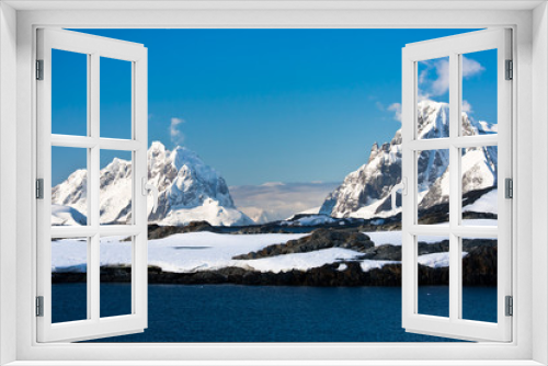 Fototapeta Naklejka Na Ścianę Okno 3D - Beautiful snow-capped mountains