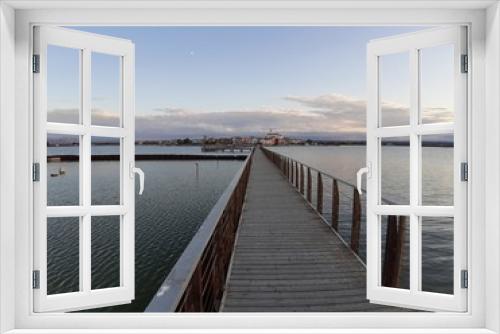 Fototapeta Naklejka Na Ścianę Okno 3D - Lago di Lesina - Panorama dal pontile
