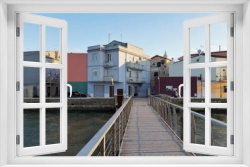 Fototapeta Naklejka Na Ścianę Okno 3D - Lesina - Scorcio del borgo dal pontile