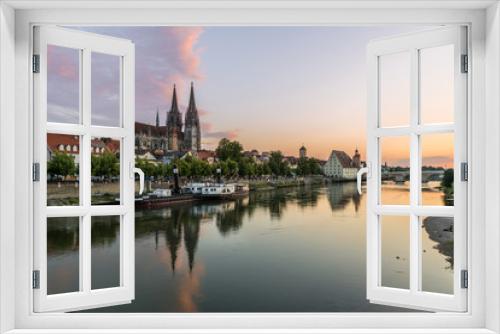 Fototapeta Naklejka Na Ścianę Okno 3D - Panorama von Regensburg während Sonnenuntergang mit Donau und Dom und steinerne Brücke, Deutschland