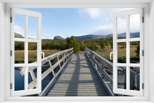 Fototapeta Naklejka Na Ścianę Okno 3D - Holzbrücke in Norwegen im Herbst 