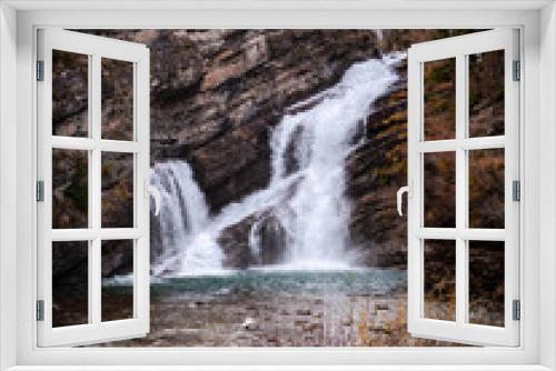 Fototapeta Naklejka Na Ścianę Okno 3D - Beautiful Canadian waterfall in fall landscape