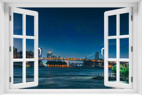 Fototapeta Naklejka Na Ścianę Okno 3D - New York night view of the Lower Manhattan and the Manhattan Bridge across the East River.