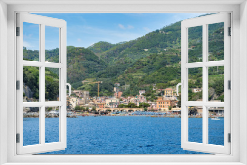 Fototapeta Naklejka Na Ścianę Okno 3D - Sea bay with beach, mountain and village view in Cinque Terre, Italy