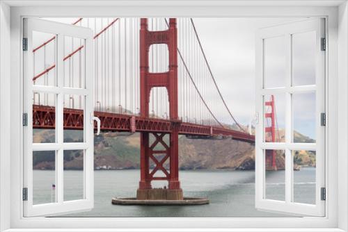 Fototapeta Naklejka Na Ścianę Okno 3D - The Golden Gate bridge in San Francisco bay