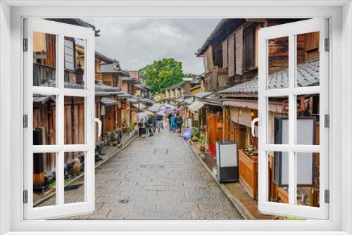 Fototapeta Naklejka Na Ścianę Okno 3D - 京都の雨の日の二寧坂