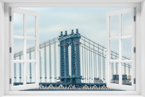 Fototapeta Naklejka Na Ścianę Okno 3D - The Manhattan Bridge is a suspension bridge that crosses the East River in New York City, connecting Lower Manhattan with Downtown Brooklyn.