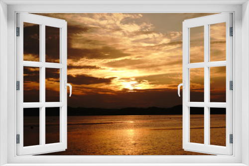 Fototapeta Naklejka Na Ścianę Okno 3D - 日没の日の入りが美しい海の風景