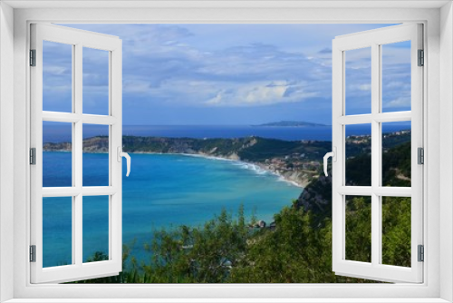 Fototapeta Naklejka Na Ścianę Okno 3D - Wybrzeże morza z krystalicznie czystą wodą