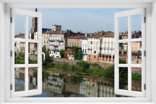 Fototapeta Naklejka Na Ścianę Okno 3D - Città di Montauban sul fiume nel sud ovest della Francia.