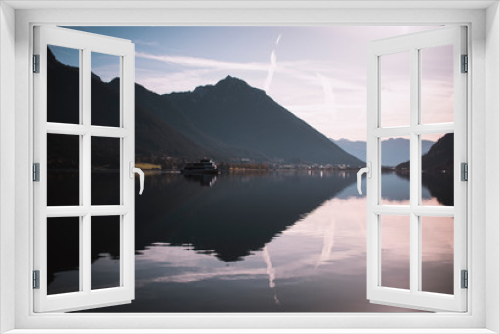 Fototapeta Naklejka Na Ścianę Okno 3D - Blick über Achensee Tirol Richtung Maurach mit Boot und spiegelnder Wasseroberfläche