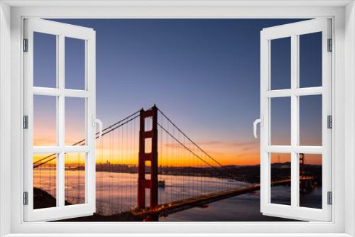 Fototapeta Naklejka Na Ścianę Okno 3D - Golden Gate Bridge in San Francisco California as Sun Rises