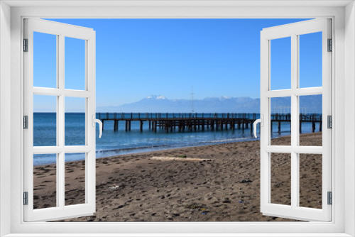 Fototapeta Naklejka Na Ścianę Okno 3D - Plaża z górami