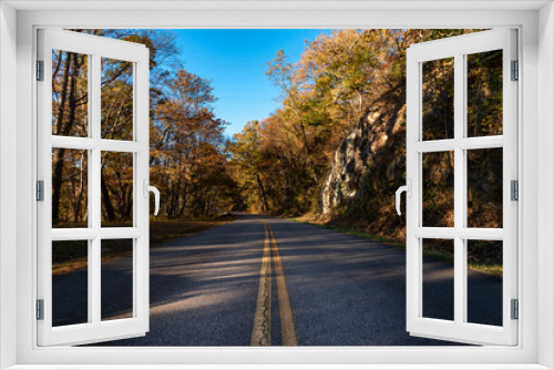 Fototapeta Naklejka Na Ścianę Okno 3D - Vibrant colors in Blue Ridge Parkway roads