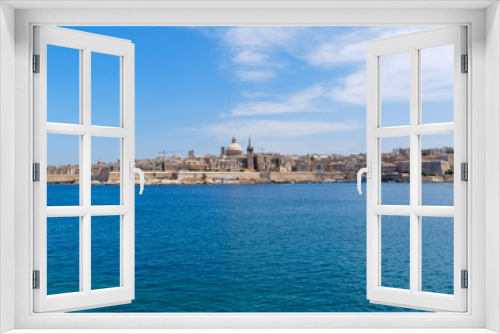 Fototapeta Naklejka Na Ścianę Okno 3D - Beautiful panorama of the sea and the city of Valletta. Malta.